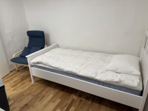 voodi ja tugitool pimeruumis